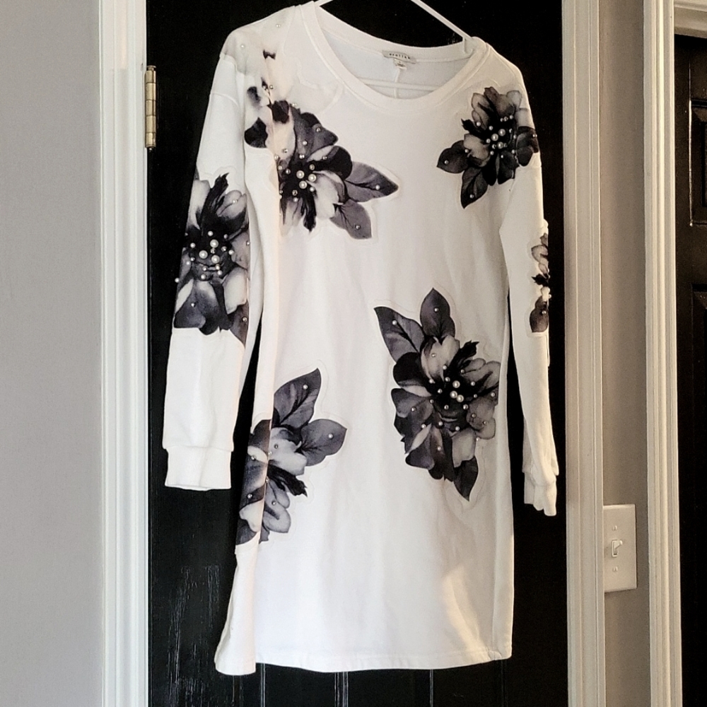 Gorgeous floral sweater dress w/pearl & silver details, Stunning velvet flowers